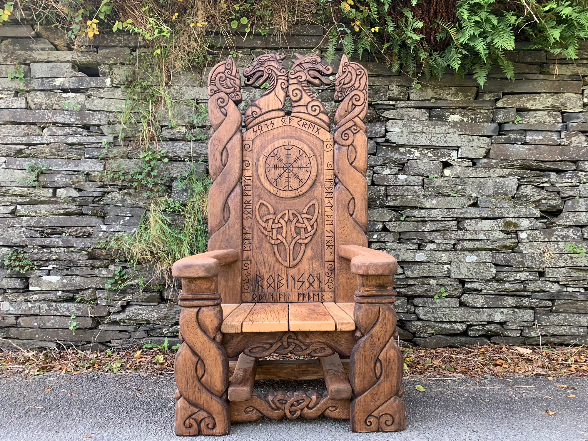 Trône viking fabriqué à la main avec des nœuds celtiques par Free Range Designs, en bois avec des sculptures complexes.