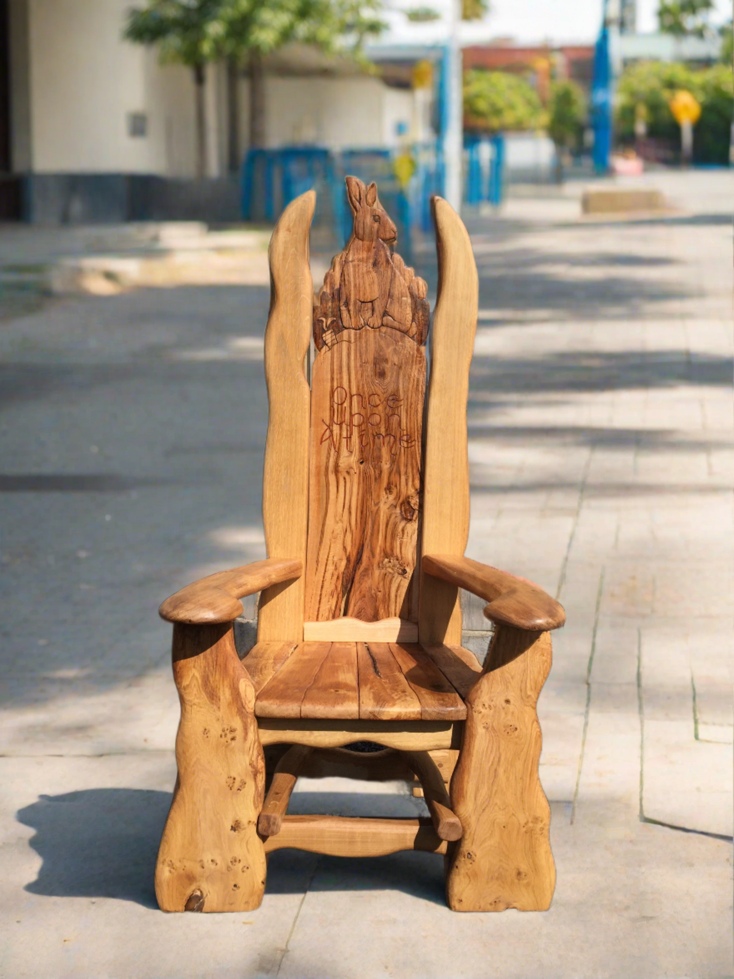 Chaises sculptées à la main célébrant les animaux du monde naturel