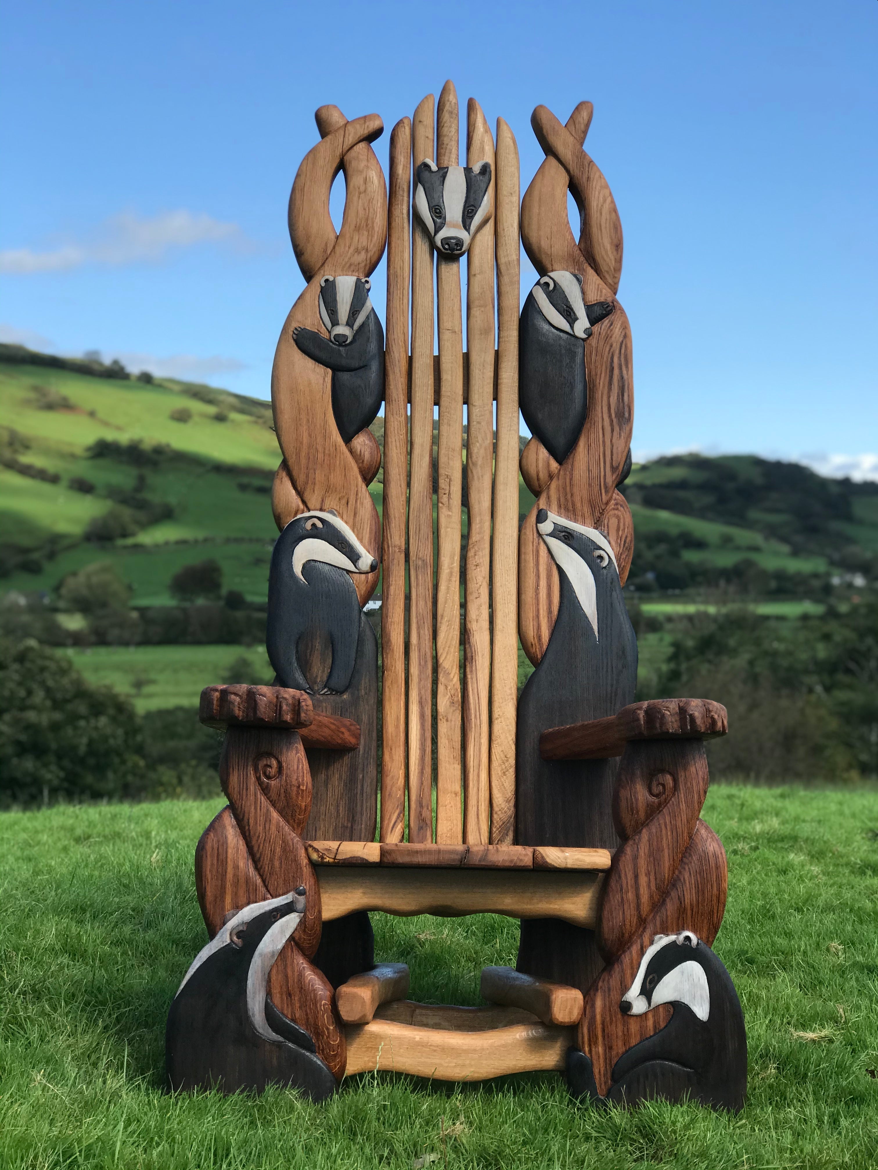 Chaises sculptées à la main célébrant les animaux du monde naturel