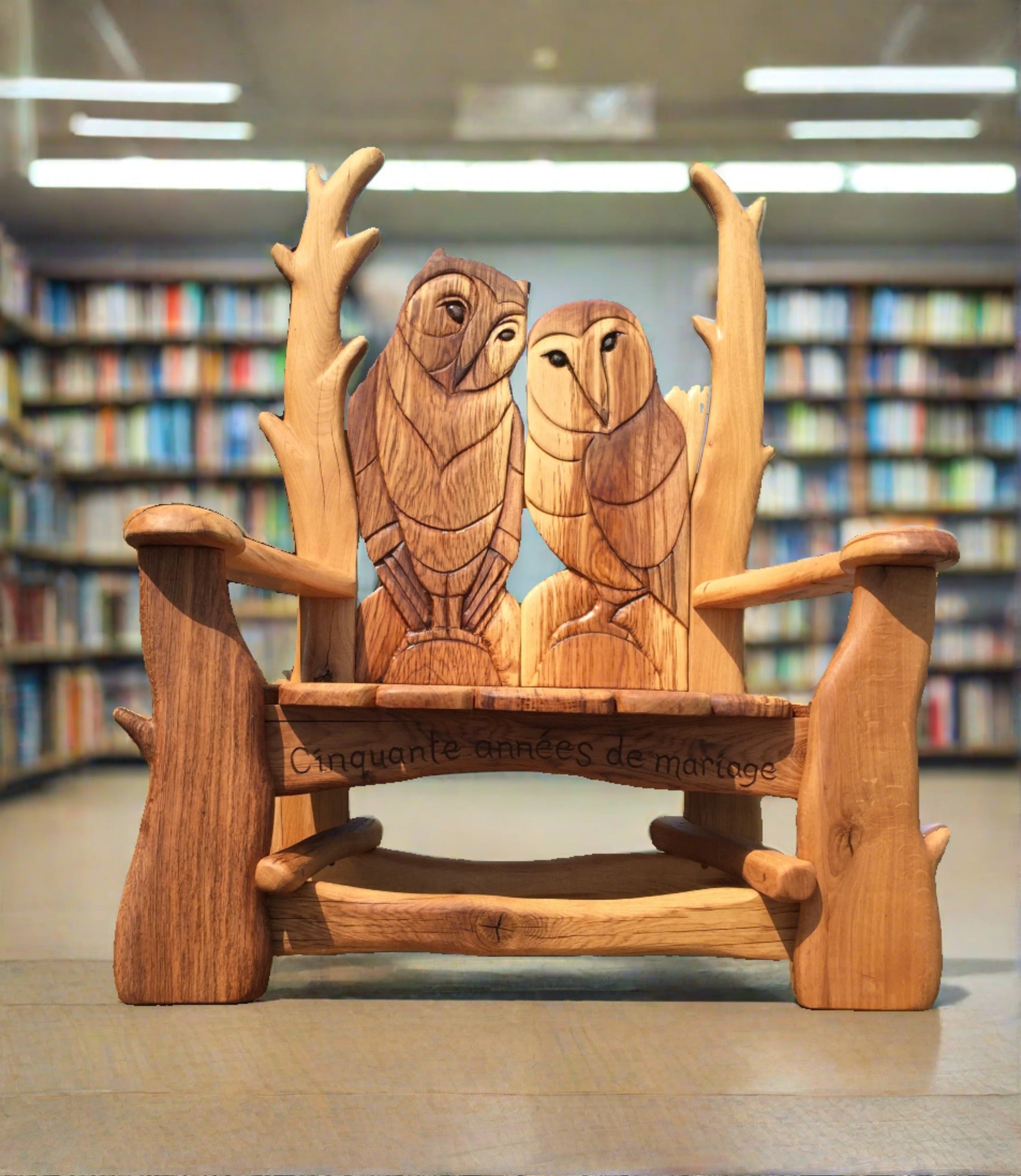 Chaises sculptées à la main célébrant les animaux du monde naturel