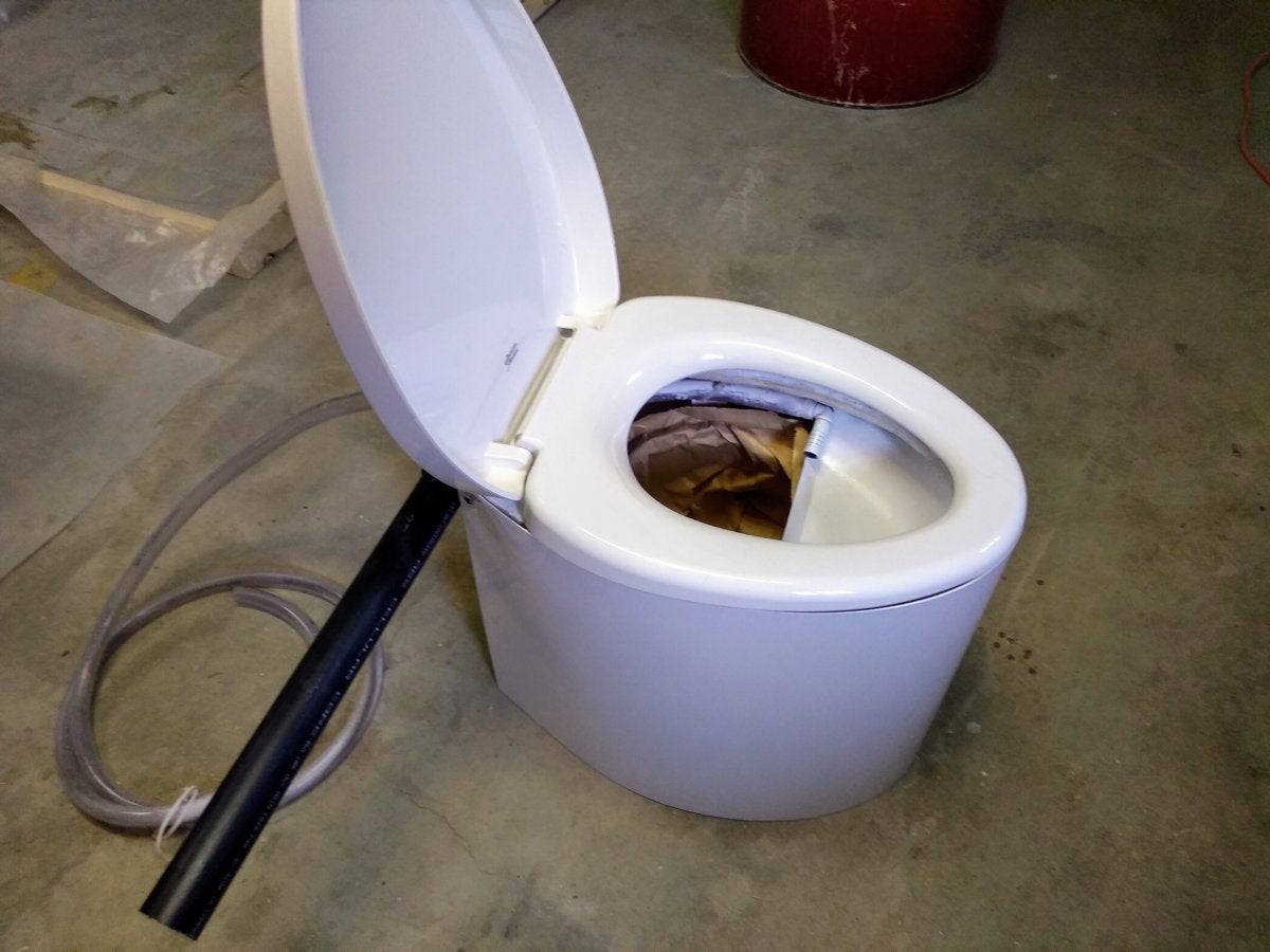 Toilette compostable avec séparateur d'urine installé