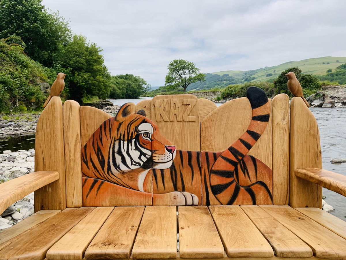 Chaises sculptées à la main célébrant les animaux du monde naturel