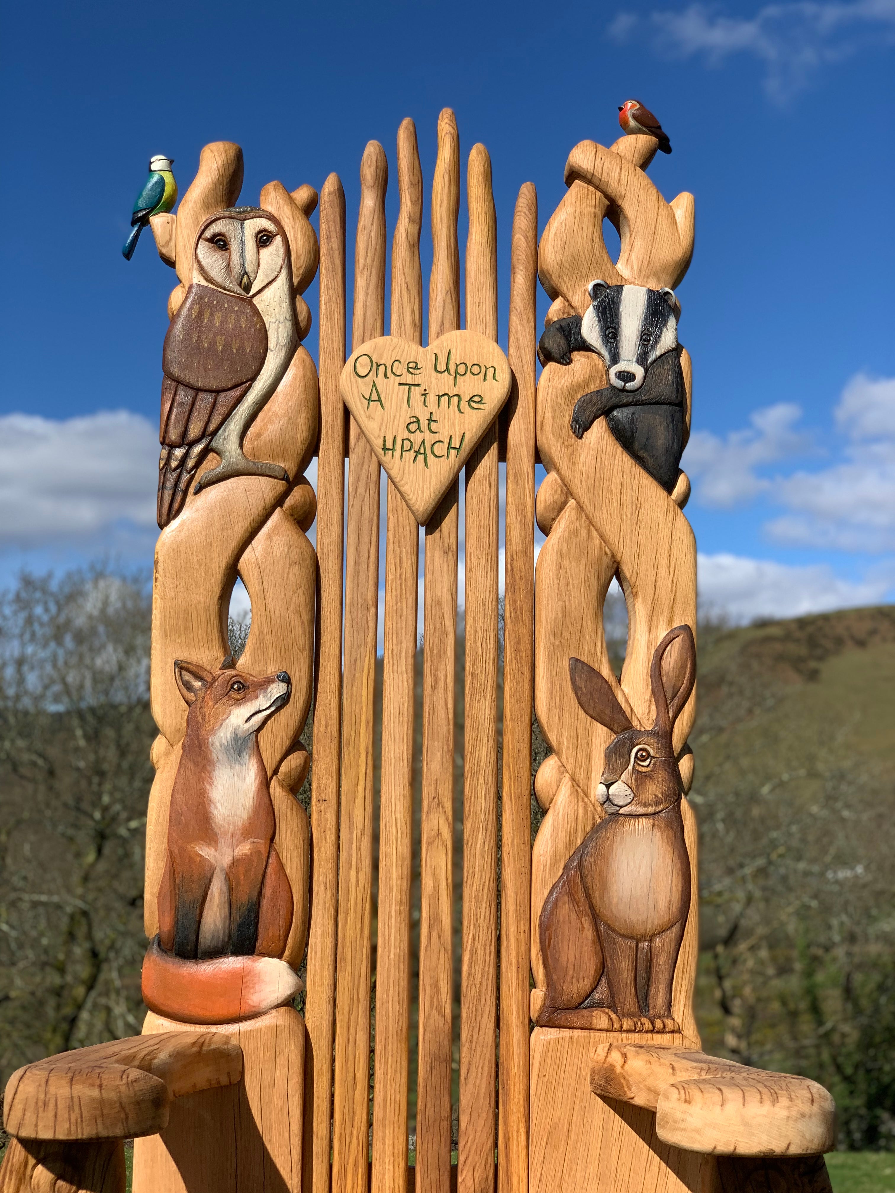 Chaises sculptées à la main célébrant les animaux du monde naturel