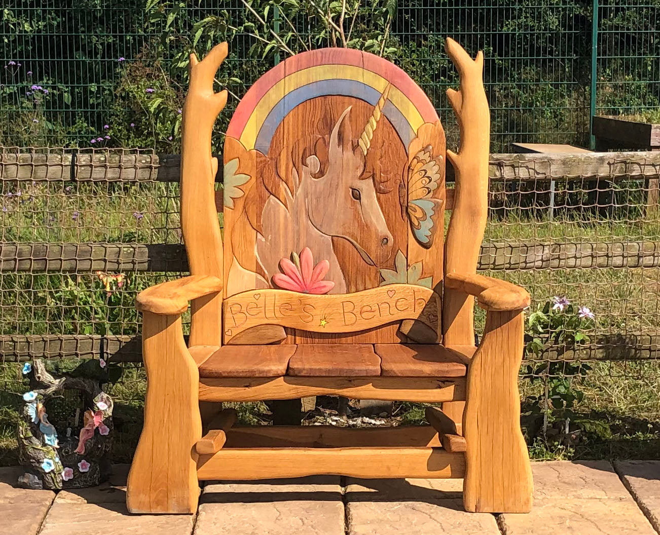 Chaises sculptées à la main célébrant les animaux du monde naturel